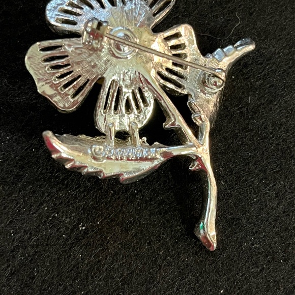 Signed Sarah Coventry in a Silver tone flower with faux pearl - Picture 2 of 2